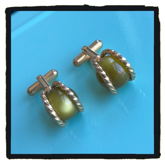 💕Beautiful Vintage green cat eye Gold Tone Cufflinks💕 - Picture 1 of 4